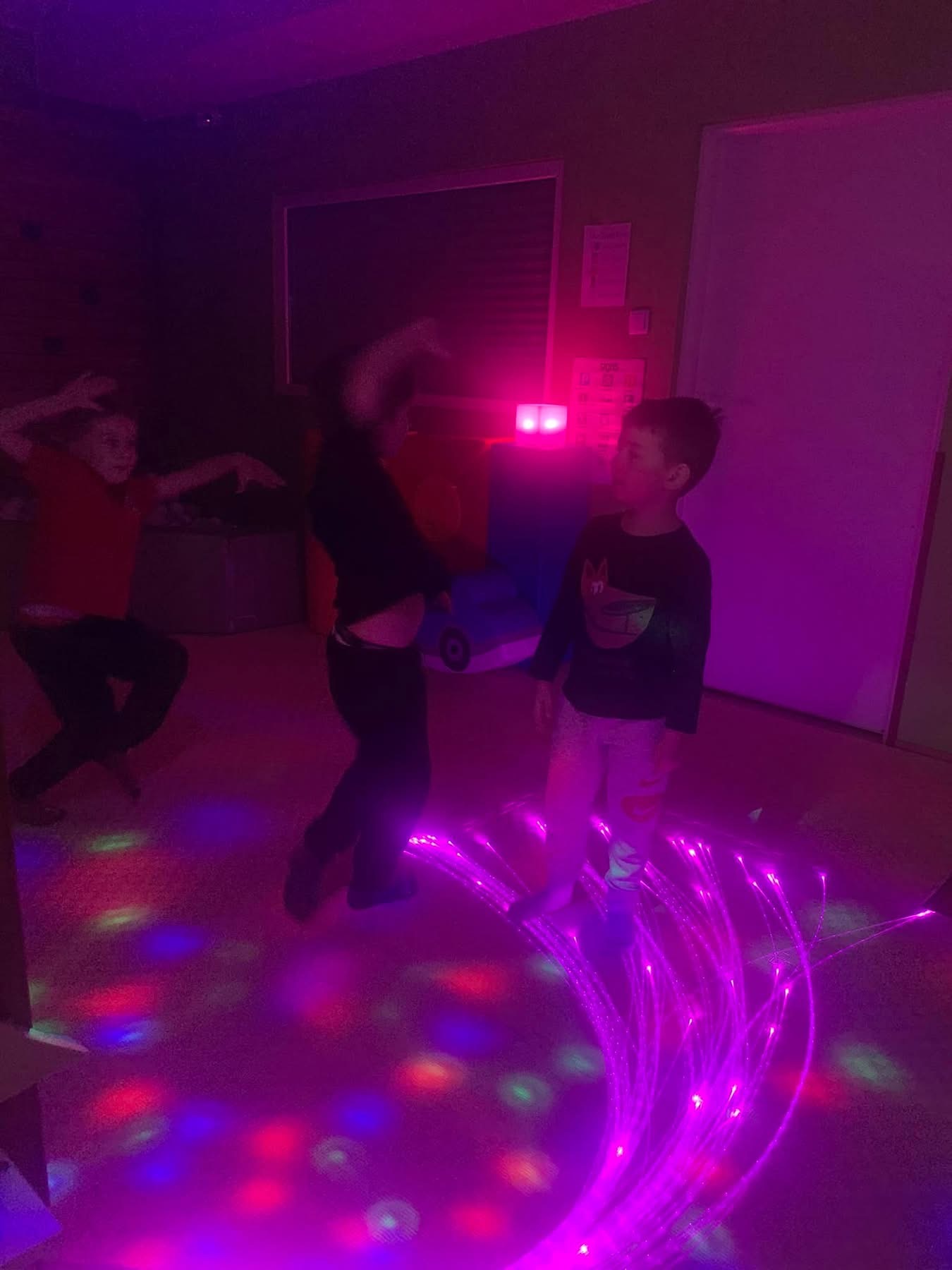 Neonowa zabawa dla dzieci